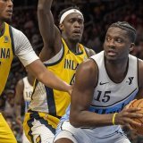 Clint Capela (15, à droite) et les Hawks ont battu Indiana pour la 2e fois en 3 jours KEYSTONE/AP/Erik Rank